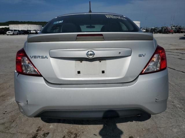 3N1CN7AP7JL813362 - 2018 NISSAN VERSA S 银色 照片 6