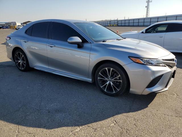 4T1B11HK2KU232222 - 2019 TOYOTA CAMRY L 银色 照片 4