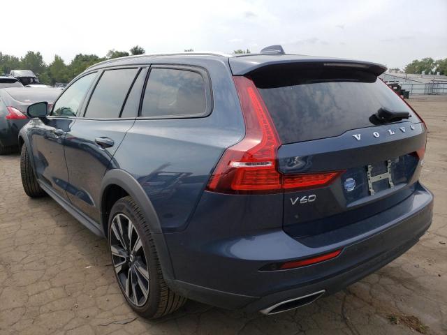 YV4102WK4N1087358 - 2022 VOLVO V60 CROSS T5 MOMENTUM BLUE photo 2