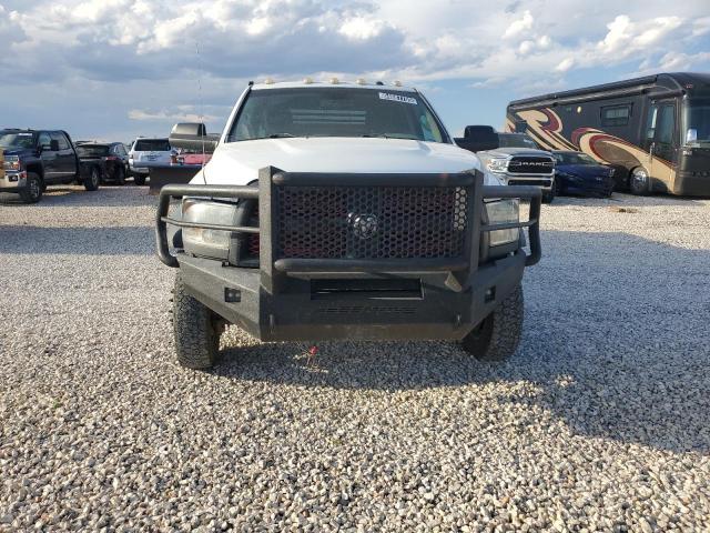 3C7WRNFL5GG135305 - 2016 RAM 5500 თეთრი ფოტო 5