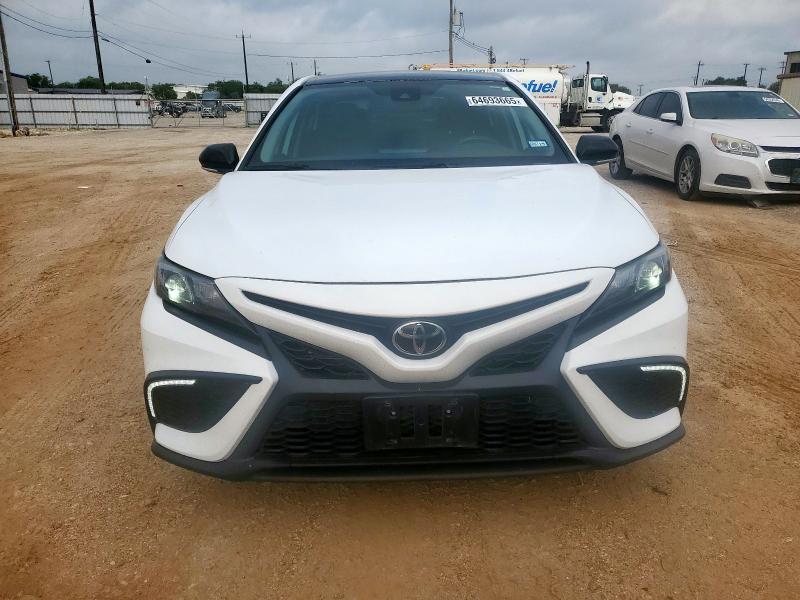 4T1T11AK4PU726622 - 2023 TOYOTA CAMRY SE NIGHT SHADE WHITE photo 5