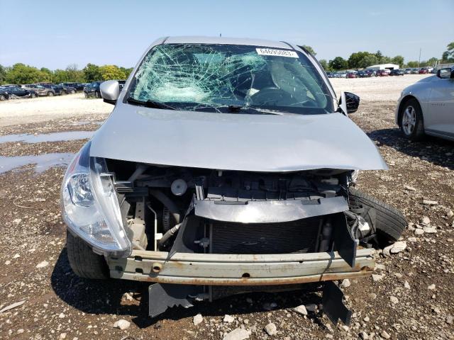 3N1CN7AP9HL850228 - 2017 NISSAN VERSA S SILVER photo 5