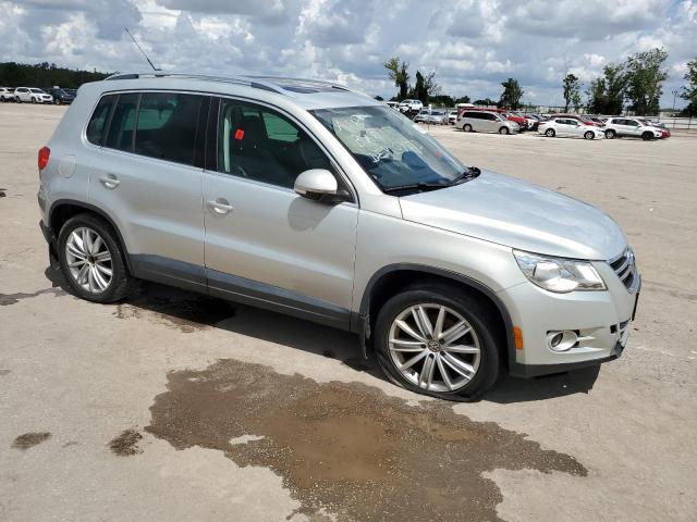 WVGBV7AX8BW561640 - 2011 VOLKSWAGEN TIGUAN S SILVER photo 4