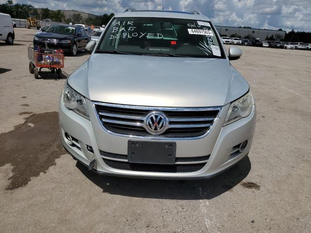 WVGBV7AX8BW561640 - 2011 VOLKSWAGEN TIGUAN S SILVER photo 5