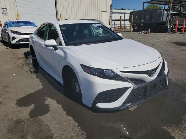 4T1G11AK7PU815389 - 2023 TOYOTA CAMRY SE NIGHT SHADE WHITE photo 4