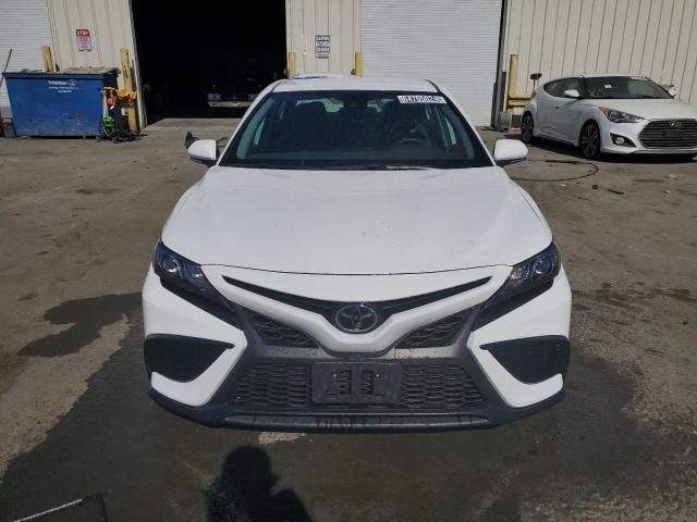 4T1G11AK7PU815389 - 2023 TOYOTA CAMRY SE NIGHT SHADE WHITE photo 5