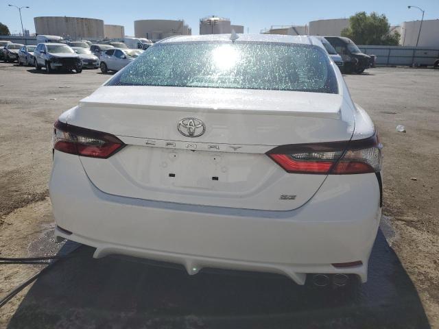 4T1G11AK7PU815389 - 2023 TOYOTA CAMRY SE NIGHT SHADE WHITE photo 6