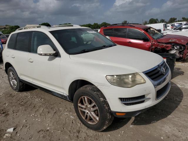 WVGBE77L09D024870 - 2009 VOLKSWAGEN TOUAREG 2 V6 WHITE photo 4