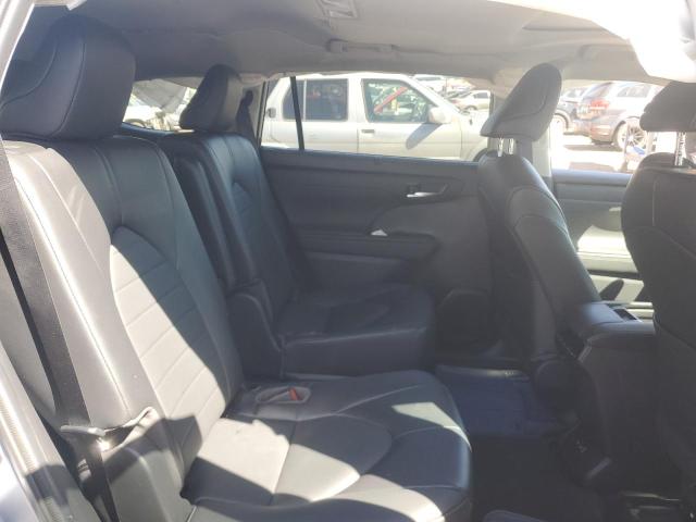 5TDGZRAH9NS140680 - 2022 TOYOTA HIGHLANDER XLE SILVER photo 11