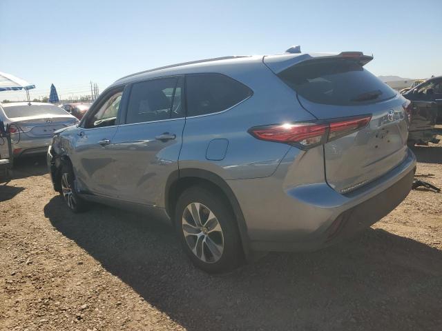 5TDGZRAH9NS140680 - 2022 TOYOTA HIGHLANDER XLE SILVER photo 2
