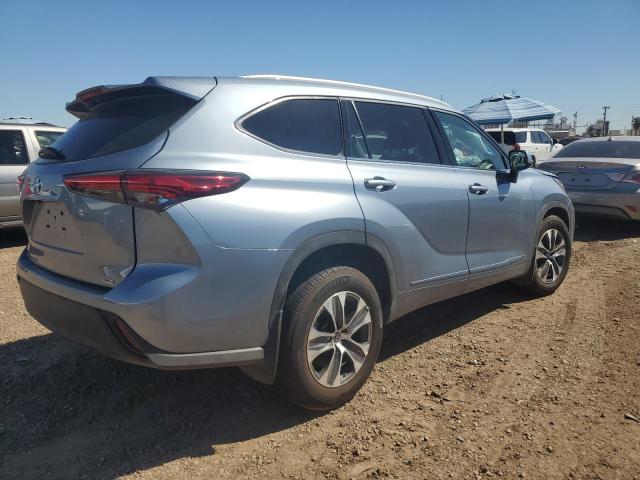 5TDGZRAH9NS140680 - 2022 TOYOTA HIGHLANDER XLE SILVER photo 3