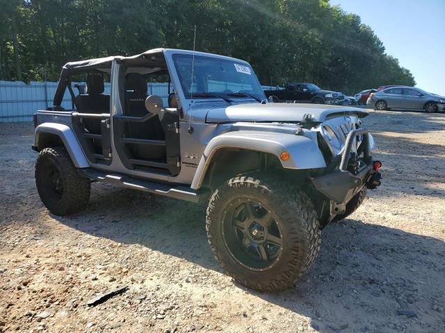 1C4BJWEG7GL107294 - 2016 JEEP WRANGLER U SAHARA SILVER photo 4