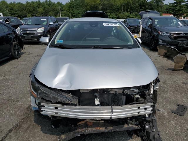 5YFEPRAE3LP094403 - 2020 TOYOTA COROLLA LE Արծաթագույն լուսանկար 5