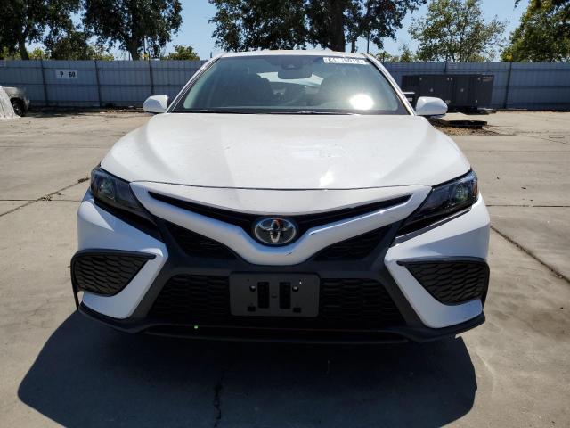 4T1T11AK4PU831144 - 2023 TOYOTA CAMRY SE NIGHT SHADE WHITE photo 5