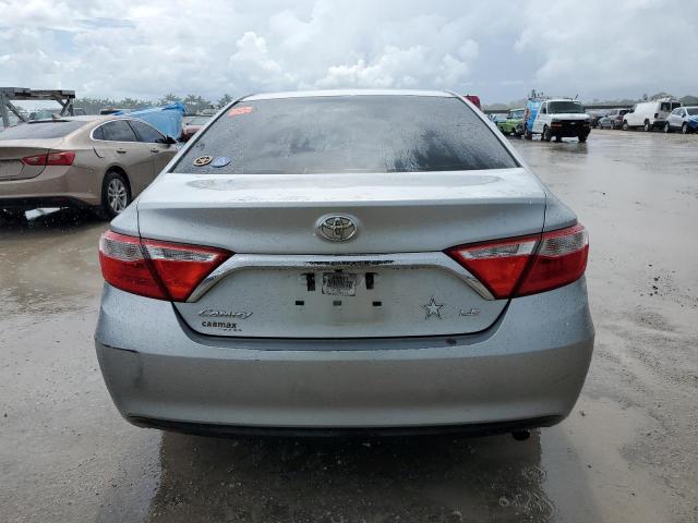 4T1BF1FK8GU511606 - 2016 TOYOTA CAMRY LE SILVER photo 6