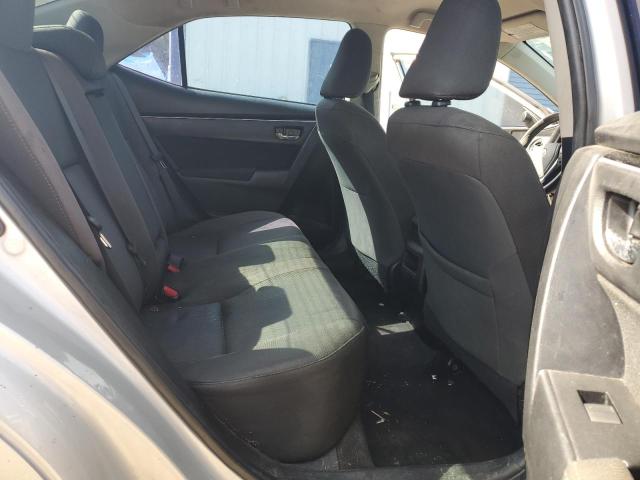 5YFBURHE4JP812636 - 2018 TOYOTA COROLLA L SILVER photo 10