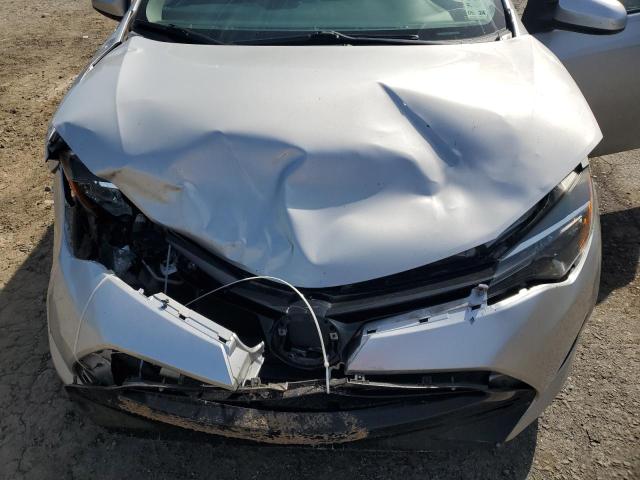 5YFBURHE4JP812636 - 2018 TOYOTA COROLLA L SILVER photo 11