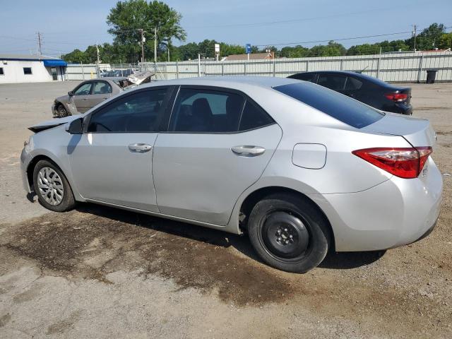 5YFBURHE4JP812636 - 2018 TOYOTA COROLLA L SILVER photo 2