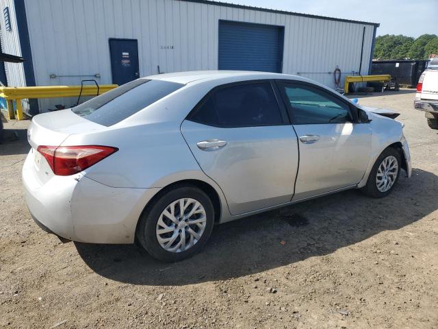 5YFBURHE4JP812636 - 2018 TOYOTA COROLLA L SILVER photo 3