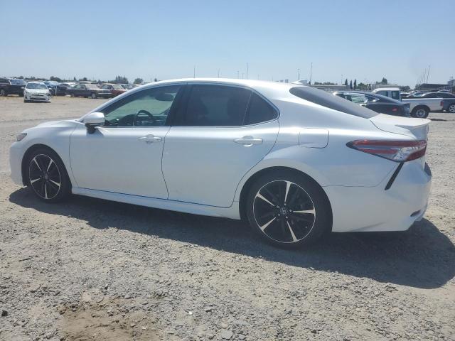 4T1B61HK6JU038244 - 2018 TOYOTA CAMRY XSE WHITE photo 2