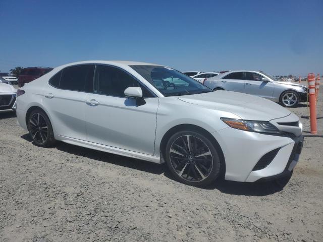 4T1B61HK6JU038244 - 2018 TOYOTA CAMRY XSE WHITE photo 4