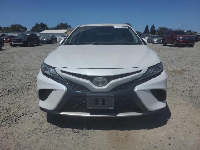 4T1B61HK6JU038244 - 2018 TOYOTA CAMRY XSE WHITE photo 5