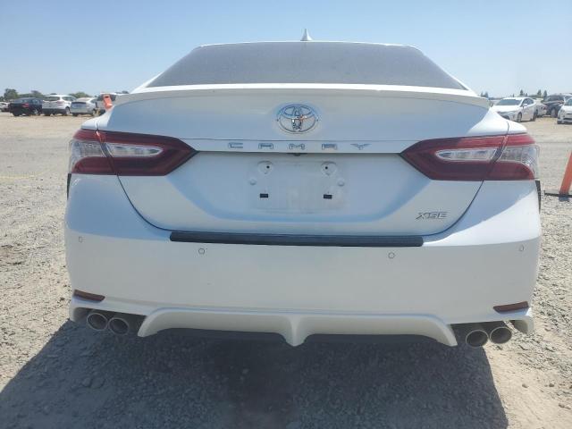 4T1B61HK6JU038244 - 2018 TOYOTA CAMRY XSE WHITE photo 6