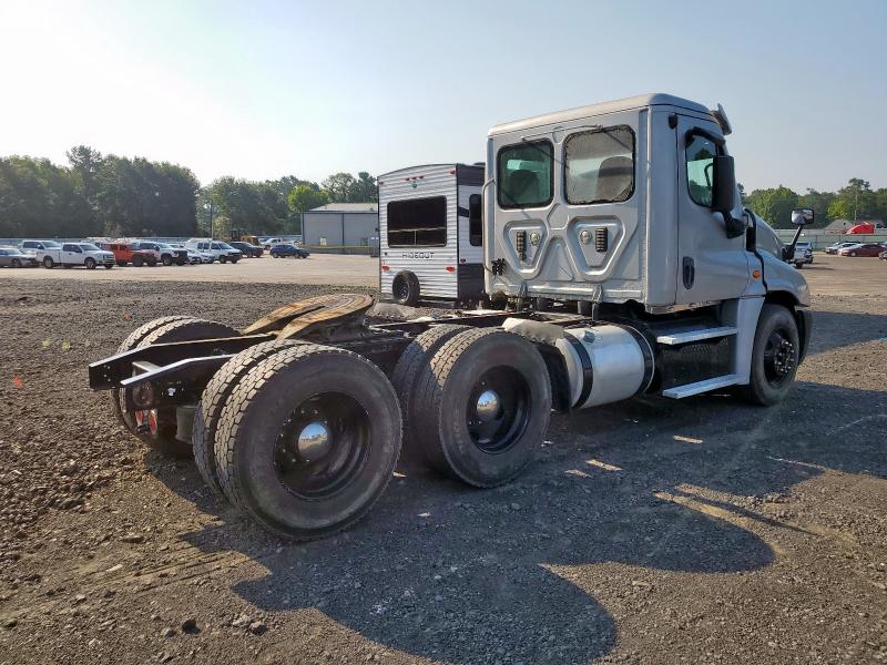 3AKJGEBG5FSGS4102 - 2015 FREIGHTLINER CASCADIA 1 SILVER photo 4