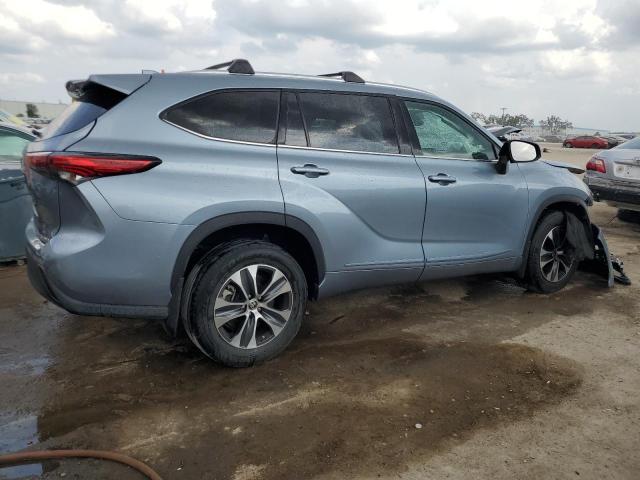 5TDHZRBH2MS109059 - 2021 TOYOTA HIGHLANDER XLE SILVER photo 3