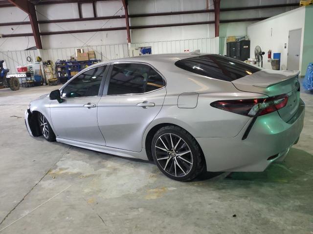 4T1G11AK8PU116322 - 2023 TOYOTA CAMRY SE NIGHT SHADE SILVER photo 2