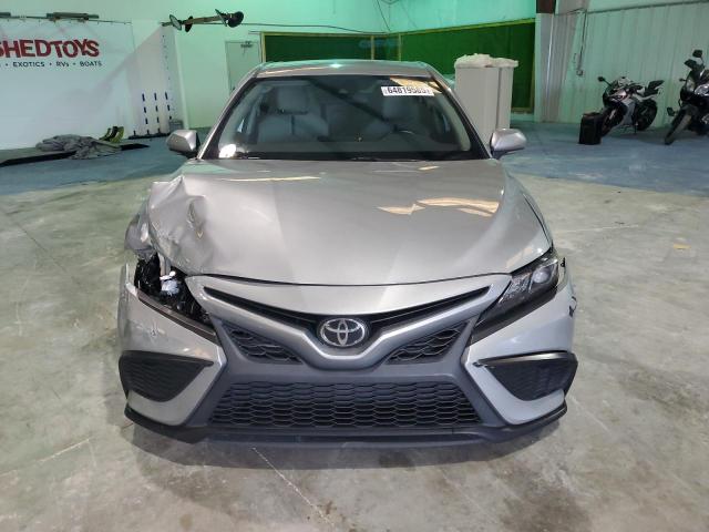 4T1G11AK8PU116322 - 2023 TOYOTA CAMRY SE NIGHT SHADE SILVER photo 5