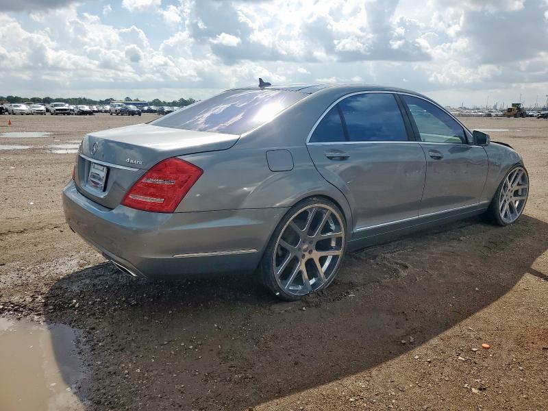WDDNG9EB1DA498604 - 2013 MERCEDES-BENZ S 550 4MATIC GRAY photo 3