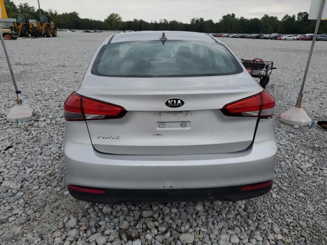 3KPFK4A74JE184696 - 2018 KIA FORTE LX WHITE photo 6