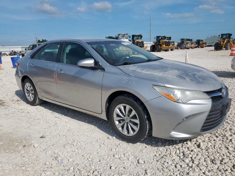 4T4BF1FK5FR462708 - 2015 TOYOTA CAMRY LE SILVER photo 4