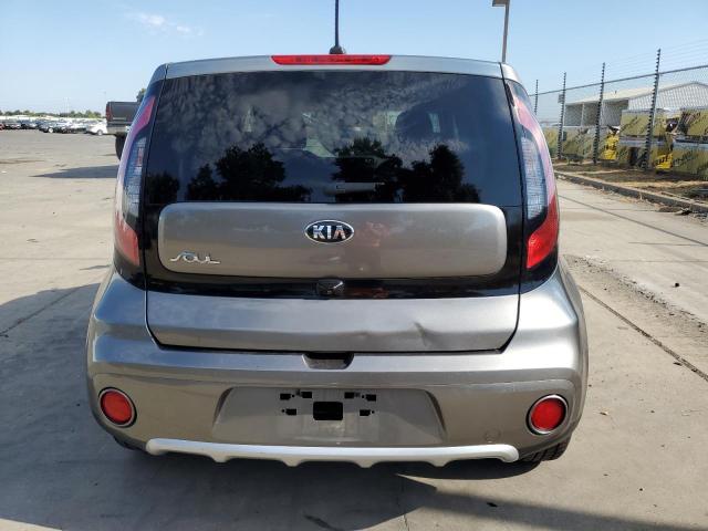 KNDJP3A58J7526283 - 2018 KIA SOUL + GRAY photo 6