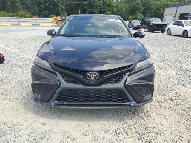 4T1T11AK8MU588658 - 2021 TOYOTA CAMRY SE BLUE photo 5