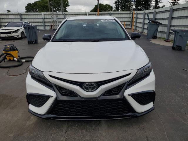 4T1G11AK3NU687763 - 2022 TOYOTA CAMRY SE 白色 照片 5