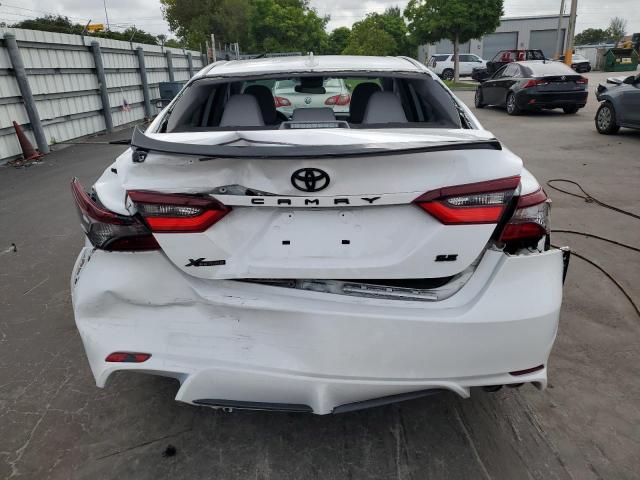 4T1G11AK3NU687763 - 2022 TOYOTA CAMRY SE 白色 照片 6