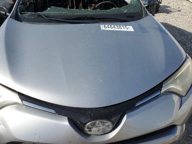 2T3ZFREV3HW338756 - 2017 TOYOTA RAV4 LE 银色 照片 12