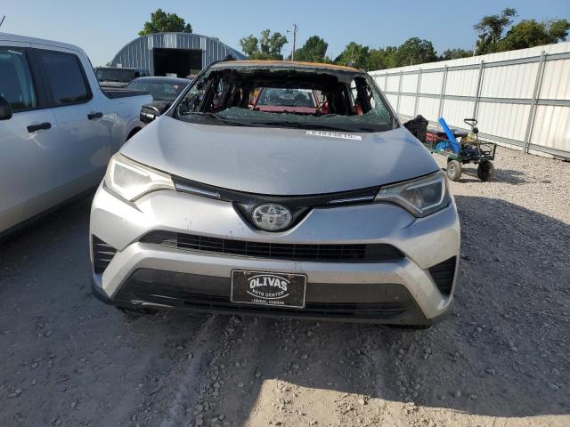 2T3ZFREV3HW338756 - 2017 TOYOTA RAV4 LE 银色 照片 5