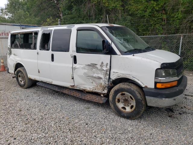 1GAHG39U471121603 - 2007 CHEVROLET EXPRESS G3 WHITE photo 4