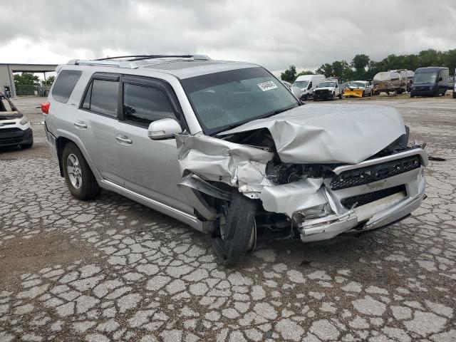 JTEBU5JR4D5134747 - 2013 TOYOTA 4RUNNER SR5 Srebrny zdjęcie 4