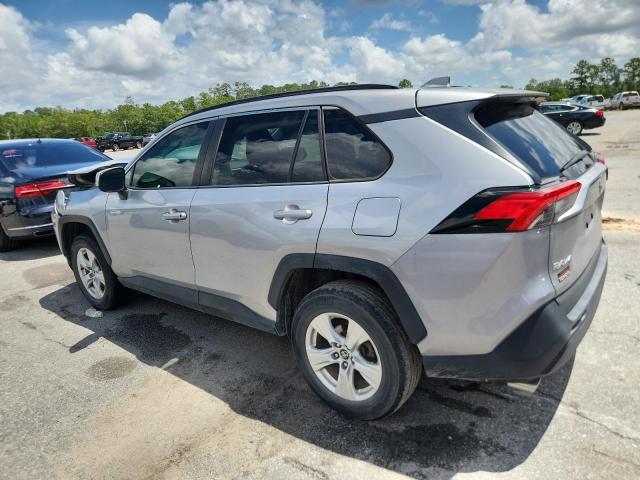 2T3W1RFV9LC070354 - 2020 TOYOTA RAV4 XLE GRAY photo 2