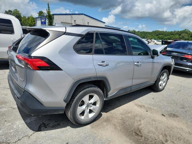 2T3W1RFV9LC070354 - 2020 TOYOTA RAV4 XLE GRAY photo 3