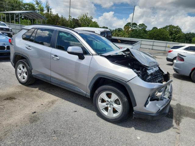 2T3W1RFV9LC070354 - 2020 TOYOTA RAV4 XLE GRAY photo 4