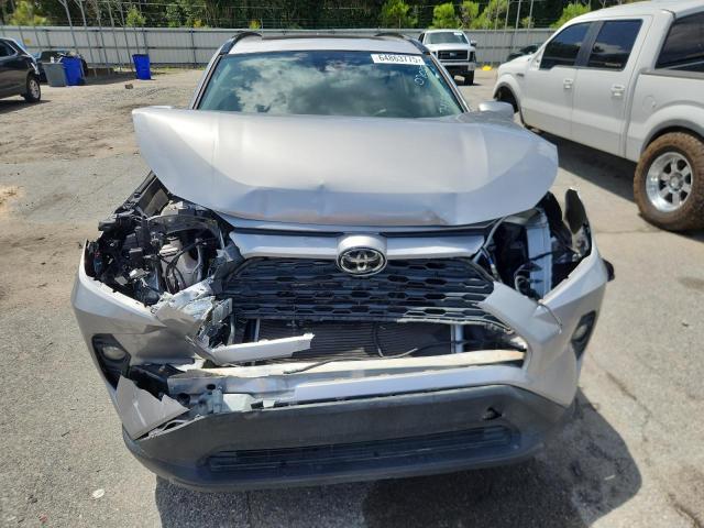 2T3W1RFV9LC070354 - 2020 TOYOTA RAV4 XLE GRAY photo 5