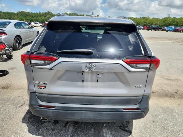 2T3W1RFV9LC070354 - 2020 TOYOTA RAV4 XLE GRAY photo 6