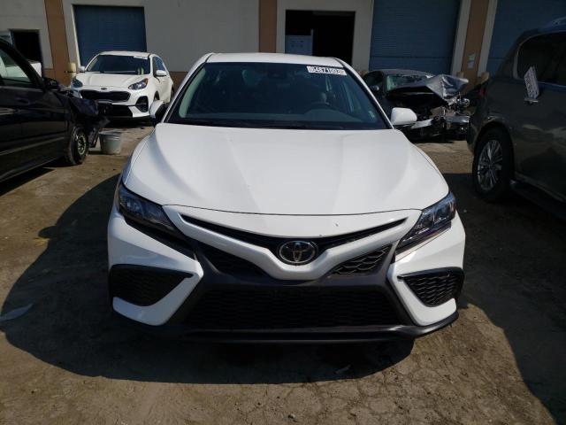 4T1G11AK9PU164931 - 2023 TOYOTA CAMRY SE NIGHT SHADE WHITE photo 5
