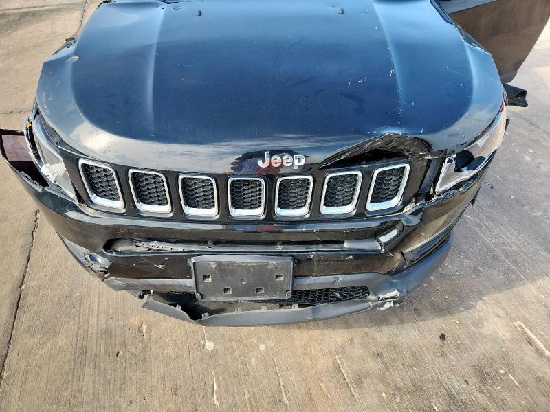 3C4NJCBB5KT636714 - 2019 JEEP COMPASS LATITUDE أسود صورة 12