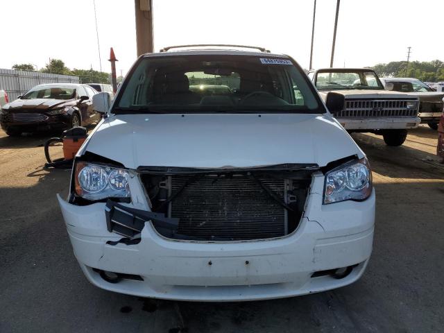 2A4RR5D19AR421102 - 2010 CHRYSLER TOWN & COU TOURING WHITE photo 5